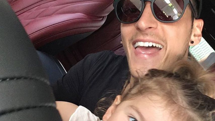 Mesut Özil mit seiner Nichte Mira