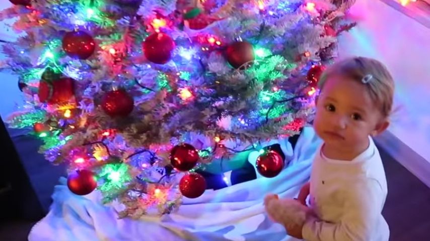 Große Augen! So süß reagiert Mia Rose auf den Weihnachtsbaum