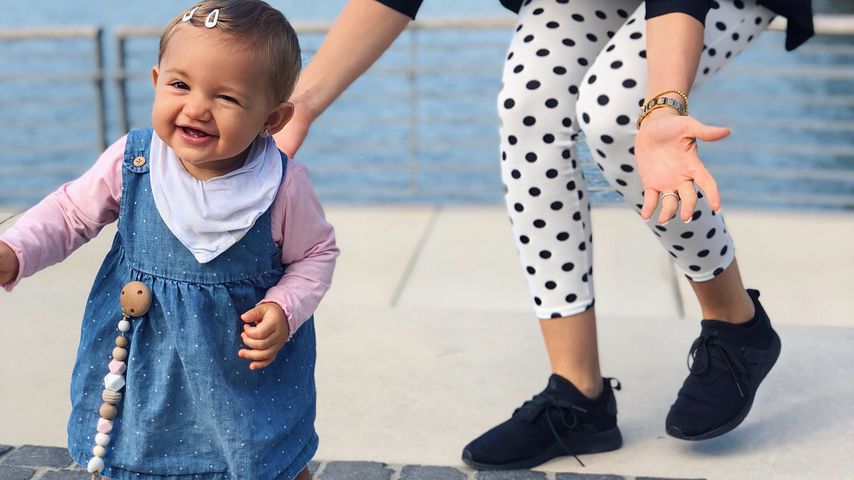 Aus dem Weg! Mia Rose Harrison kann schon laufen