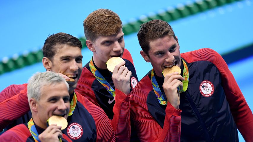 Michael Phelps (2. v. l.) mit seinem Team in Rio