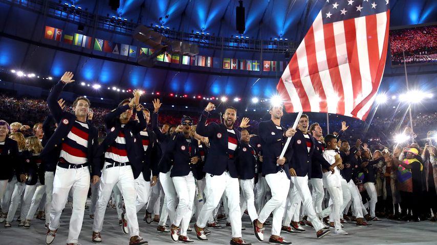 Michael Phelps (vorne) und das Team Amerika bei der Eröffnungszeremonie der Olympischen Spiele 2016