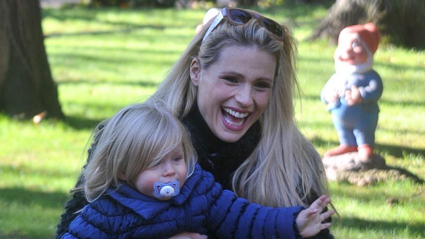 Michelle Hunziker und ihre Töchter Celeste & Sole in einem Park