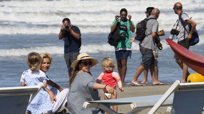 Michelle Hunziker wird bei einem Strandtag mit ihren Töchtern von Paparazzi belagert