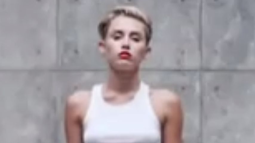 Neuer Skandal? Miley nackt auf einer Abrissbirne | Promiflash.de