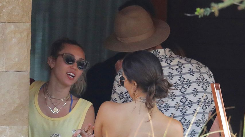 Miley Cyrus und Liam Hemsworth (Hut) im Soho House in Malibu