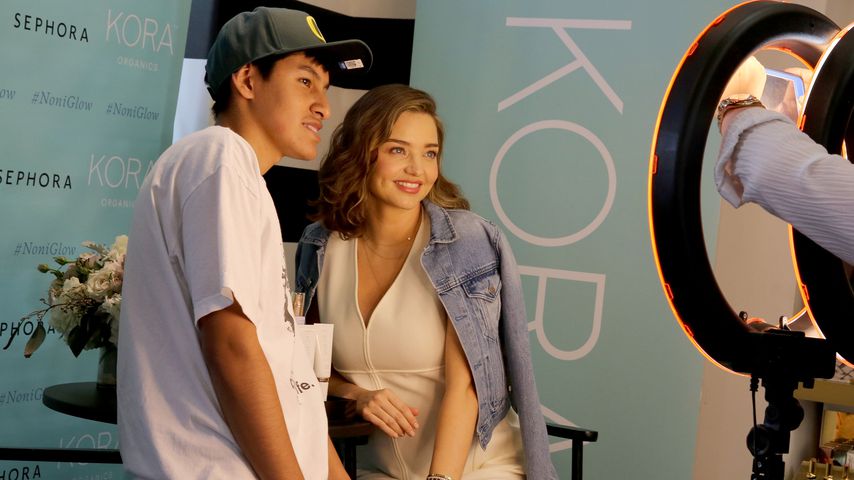 Miranda Kerr und ein Fan, Santa Monica, Dezember 2017