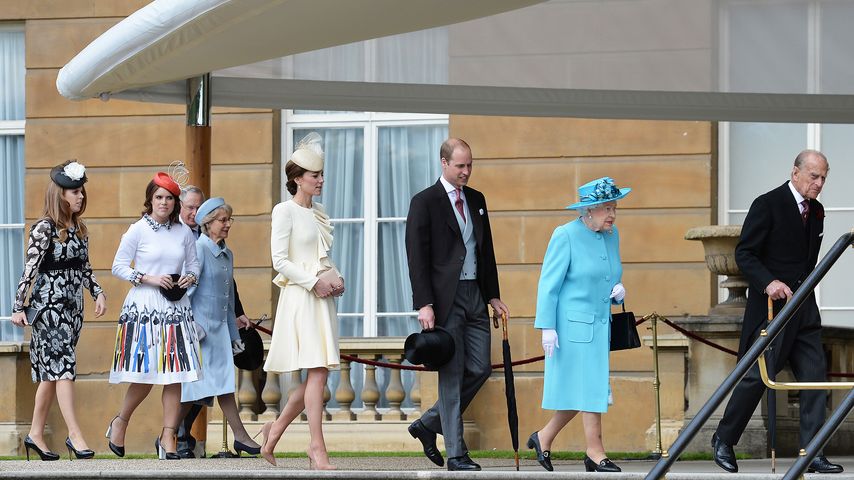 Mitglieder der Königsfamilie bei einer Gartenparty im Buckingham Palace