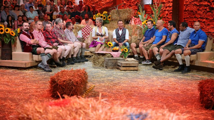 Inka Bause & Jochen Bendel mit den Teams bei "Bauer sucht Frau - Die große Bauernolympiade"