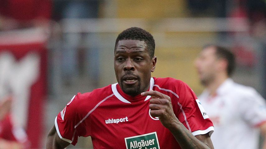 Fußballer Mohamadou Idrissou terrorisiert seine Ex Promiflash.de