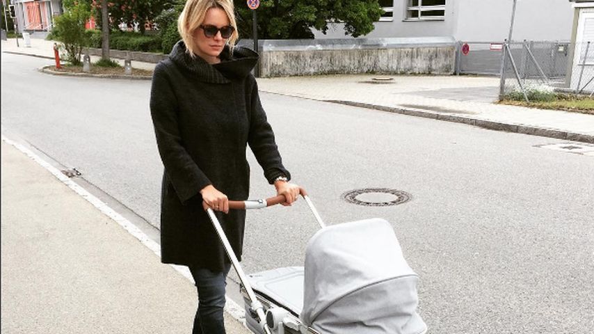 Monica Ivancan mit Kinderwagen