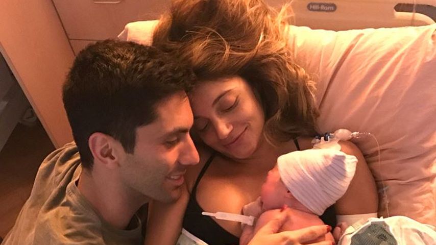 Nev Schulman mit seiner Verlobten und ihrem ersten gemeinsamen Kind