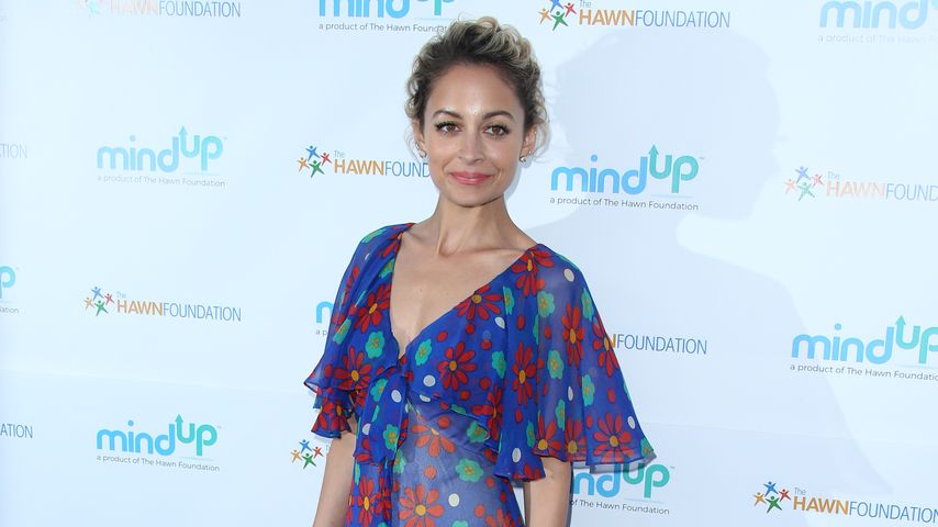 Nicole Richie in einem Blumenkleid