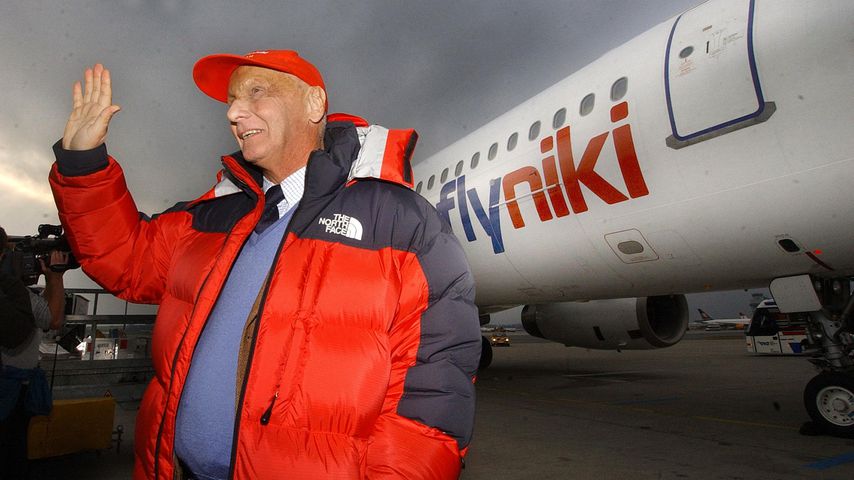Niki Lauda vor einem Flugzeug der Airline Niki