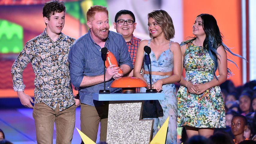 Sarah Hyland (2. v. r.) mit vier Kollegen von Modern Family bei den Kids' Choice Awards 2015