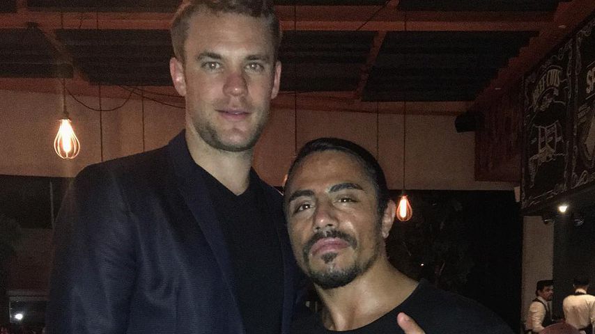 Manuel Neuer mit Nusret Gökçe