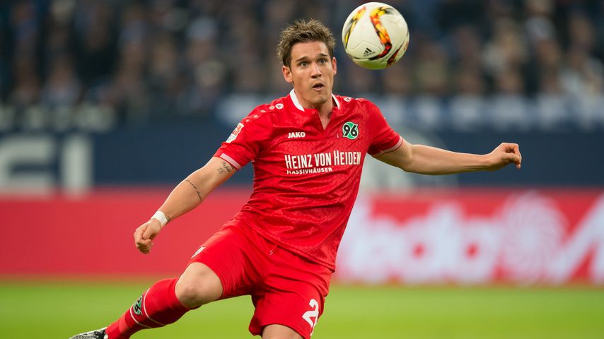 Oliver Sorg beim Bundesligaspiel zwischen dem FC Schalke 04 und Hannover 96