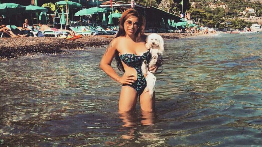 Patricia Blanco mit Hund am Strand