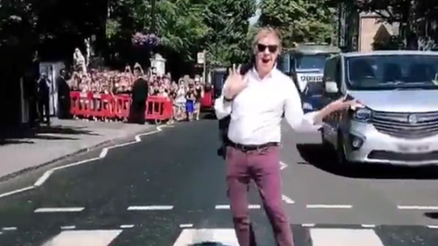 Nostalgie-Moment: Paul McCartney überquert Abbey Road!