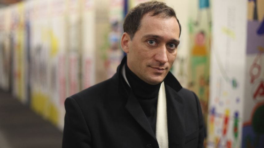 Paul van Dyk vor der Berliner Mauer