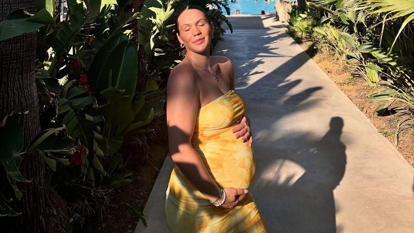 Schwangere Paulina Pilch zeigt ihren wachsenden Babybauch