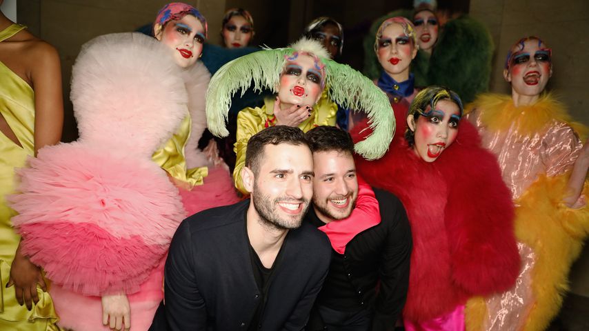 Die Designer Pedro Barbosa und David Ferreira mit Models bei der Fashion Week in London