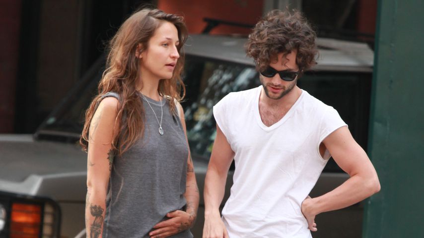 Penn Badgley mit Ehefrau Domino Kirke in New York