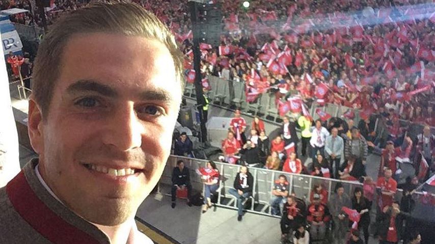 Philipp Lahm feiert mit Fans den Saison-Abschluss