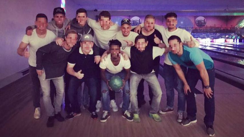 Pietro Lombardi und seine Freunde beim Bowlen