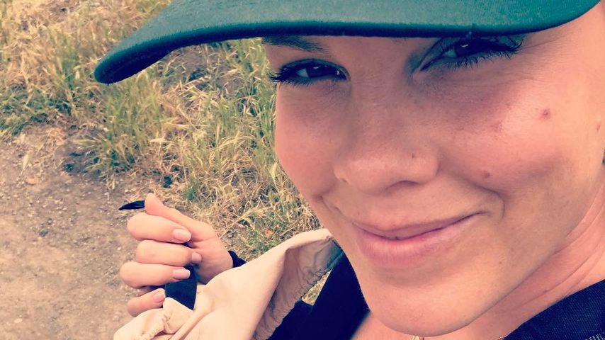 Einmal Milch to go, bitte! Pink stillt Söhnchen beim Wandern