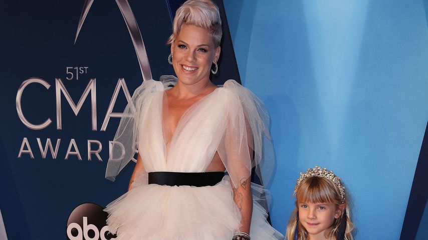 Pink und Willow Sage Hart bei den CMA Awards in Nashville