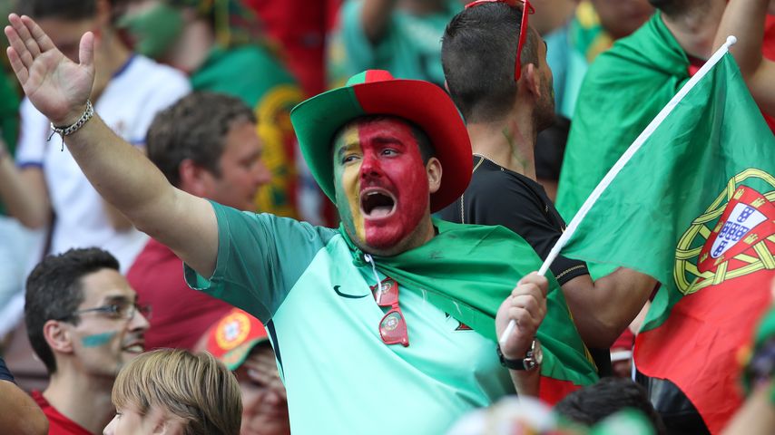 Portugiesische Fans im EM-Finale Portugal gegen Frankreich bei der Fussball-EM in Saint-Denis