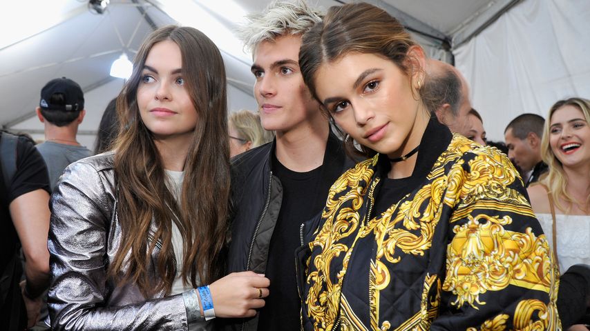 Presley Gerber und Schwester Kaia Gerber während der Moschino Fashion-Show