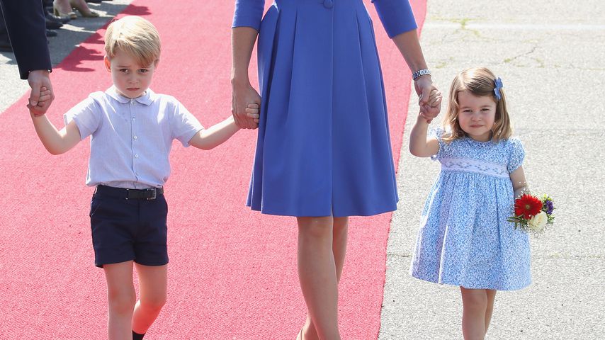 Prinz George und Prinzessin Charlotte an der Hand von Mama Kate