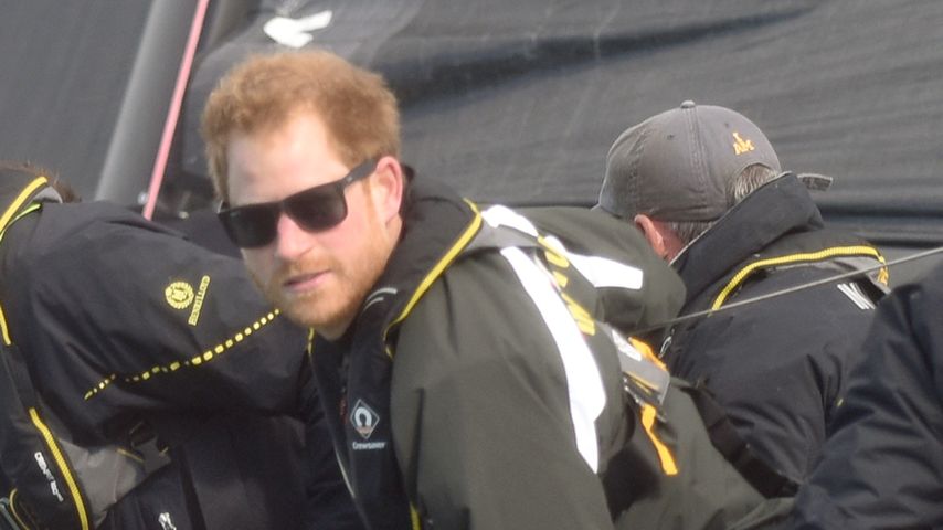 Prinz Harry auf einer Yacht vor der englischen Küste
