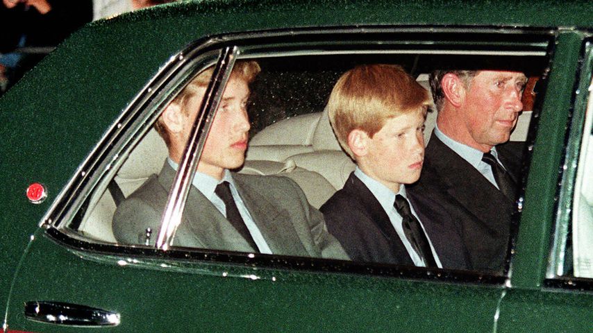 Prinz William, Prinz Harry und ihr Vater Prinz Charles bei Dianas Beerdigung 1997