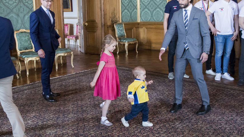 1. Schritte! Mini-Prinz Oscar tapst Schwester Estelle davon