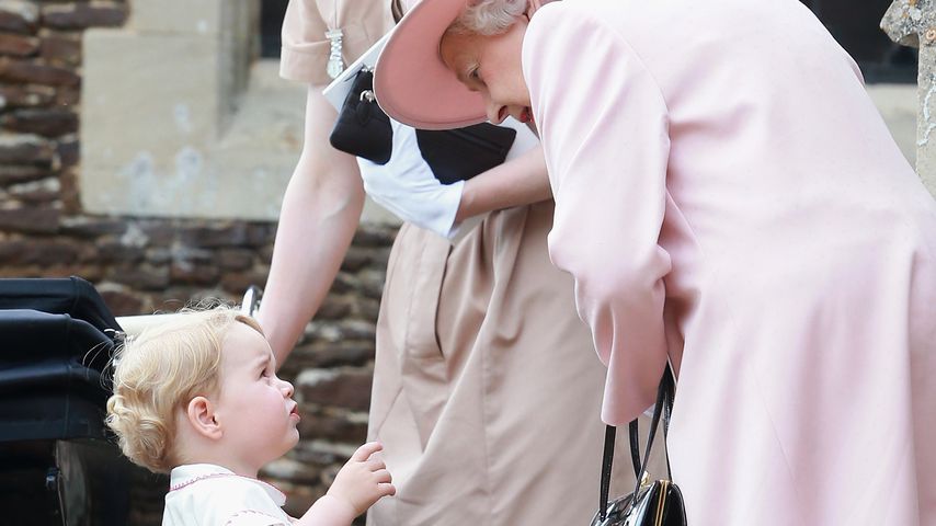Queen Elizabeth II. mit Prinz George bei der Taufe von Prinzessin Charlotte
