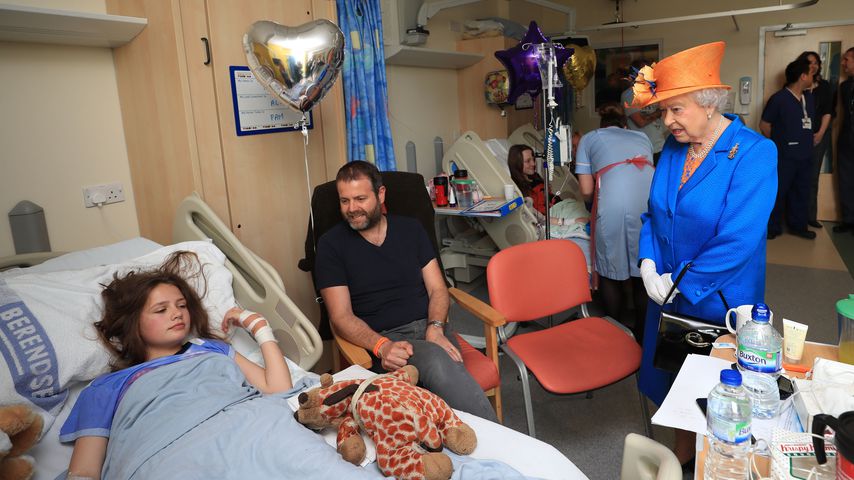 Queen Elizabeth II bei ihrem Besuch im Krankenhaus in Manchester