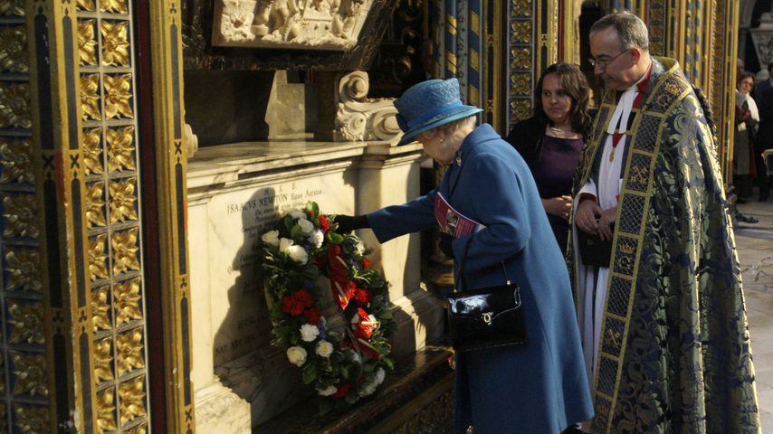 Queen Elizabeth II. am Grab von Sir Isaac Newton in der Westminster Abbey in London