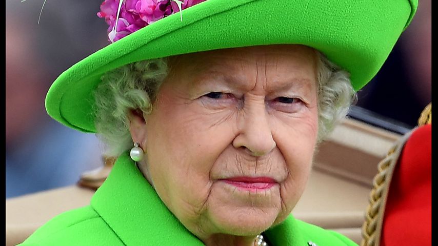 Queen Elizabeth II. in einem neongrünen Ensemble bei der Trooping The Colour Parade in London