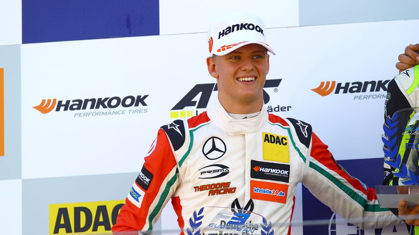 Rennfahrer Mick Schumacher fröhlich