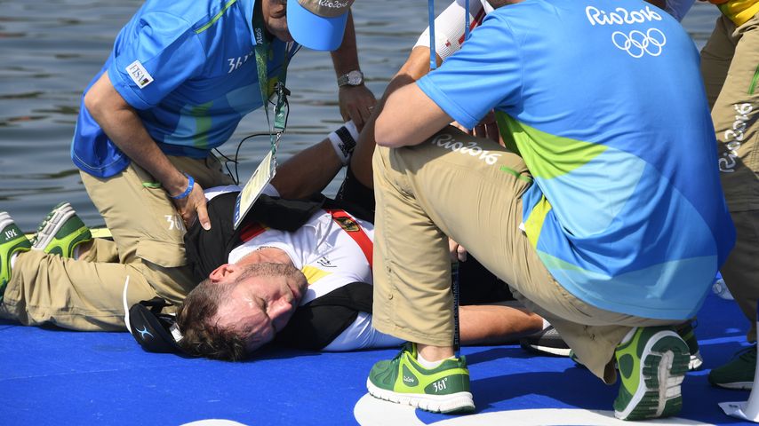 Rettungsärzte helfen Marcel Hacker (m.) nach seinem Kollaps bei Olympia 2016 in Rio