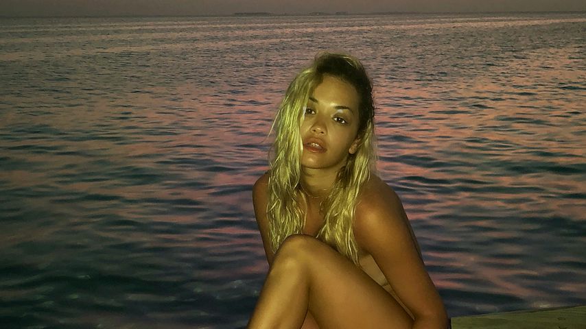 Rita Ora bei einem Strandshooting