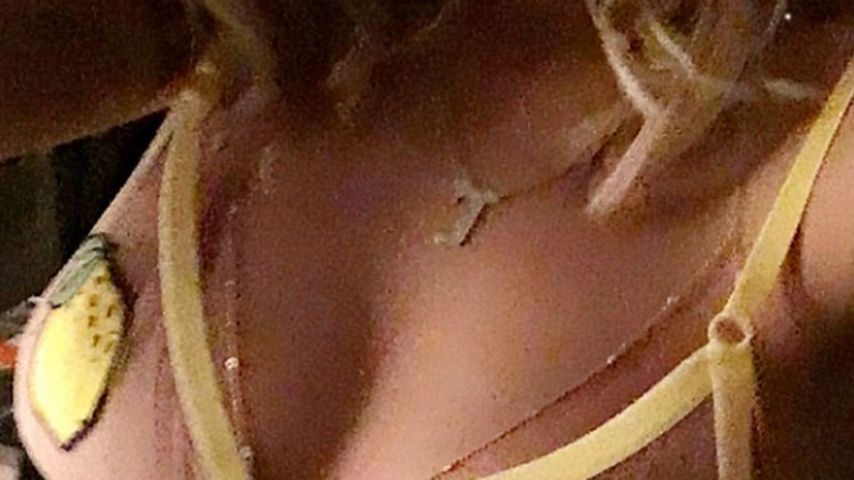 Rita Ora im Zitronenbikini