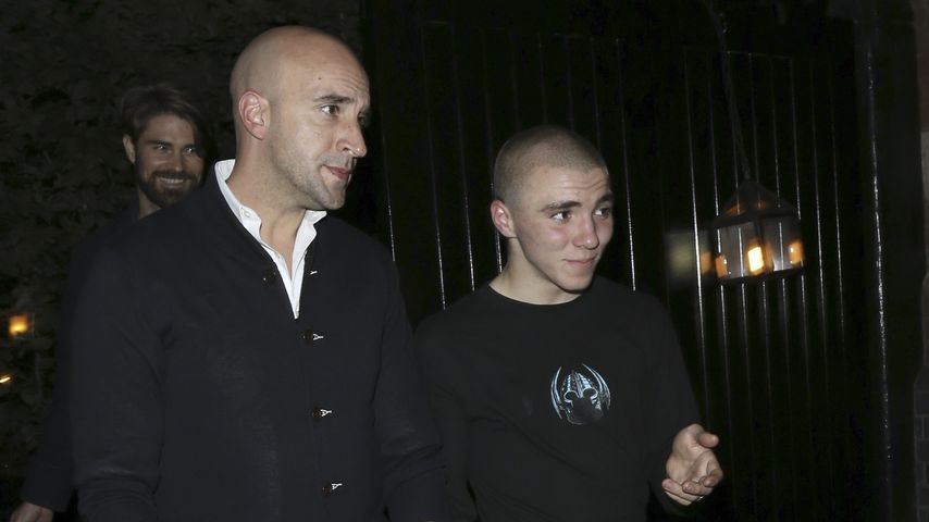 Rocco Ritchie und Bodyguard im Juni 2016 in London