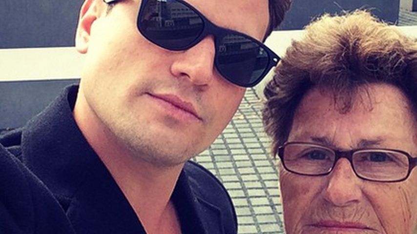Rocco Stark mit Oma vorm Holocaust-Mahnmal