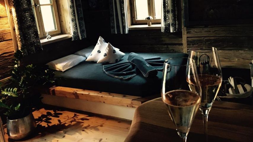Rocco Starks Hotelzimmer im Chaletdorf Auszeit