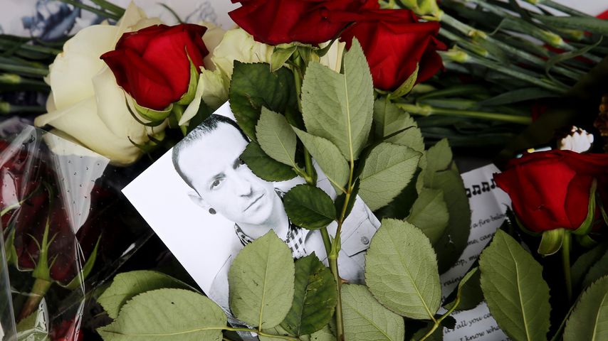 Rosen und ein Bild von Chester Bennington vor der US-Botschaft in Moskau