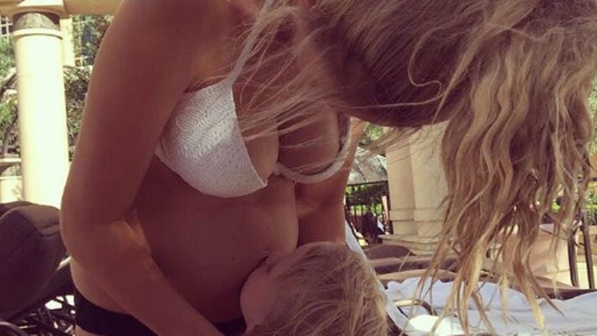 Sara Kulka mit ihrem Töchterchen und Babybauch
