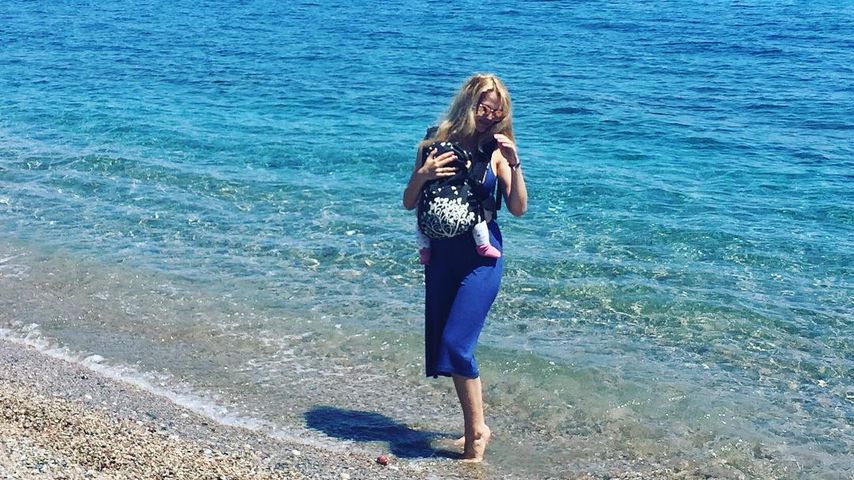 Sara Kulka und Tochter Annabell am Strand